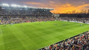 Campo de fútbol de Vallecas en el descanso del Rayo Vallecano - Real Betis 23-24.jpg
