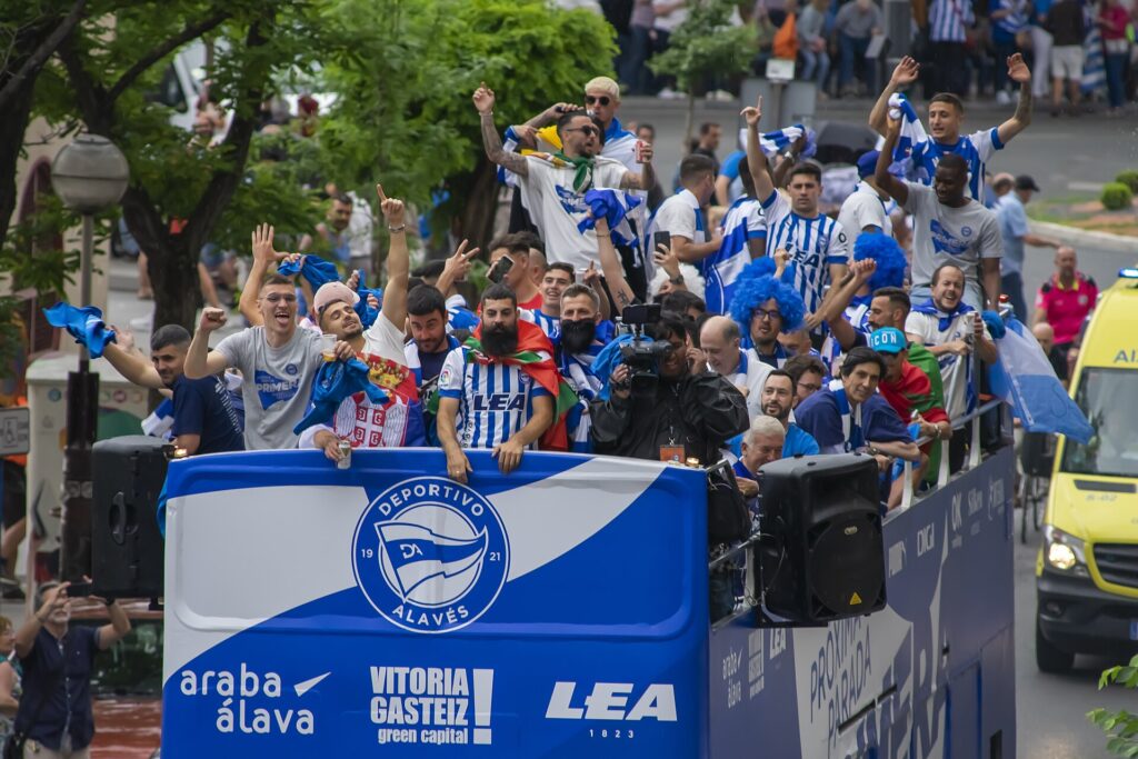 Jugadores del Deportivo Alavés celebrando el ascenso a Primera División.jpg