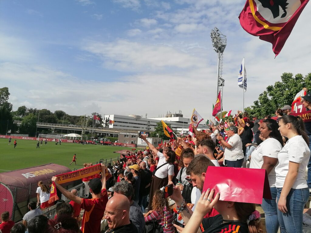 Tifosi della Roma al Tre Fontane 19-05-2024.jpg
