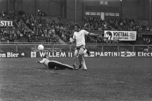 Van Bommel scoort tegen keeper Van Zoghel, Bestanddeelnr 929-0683.jpg