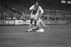Voetbalwedstrijd Ajax-FC Den Haag 3-0 La Ling wordt ten val gebracht door van V, Bestanddeelnr 930-5678.jpg