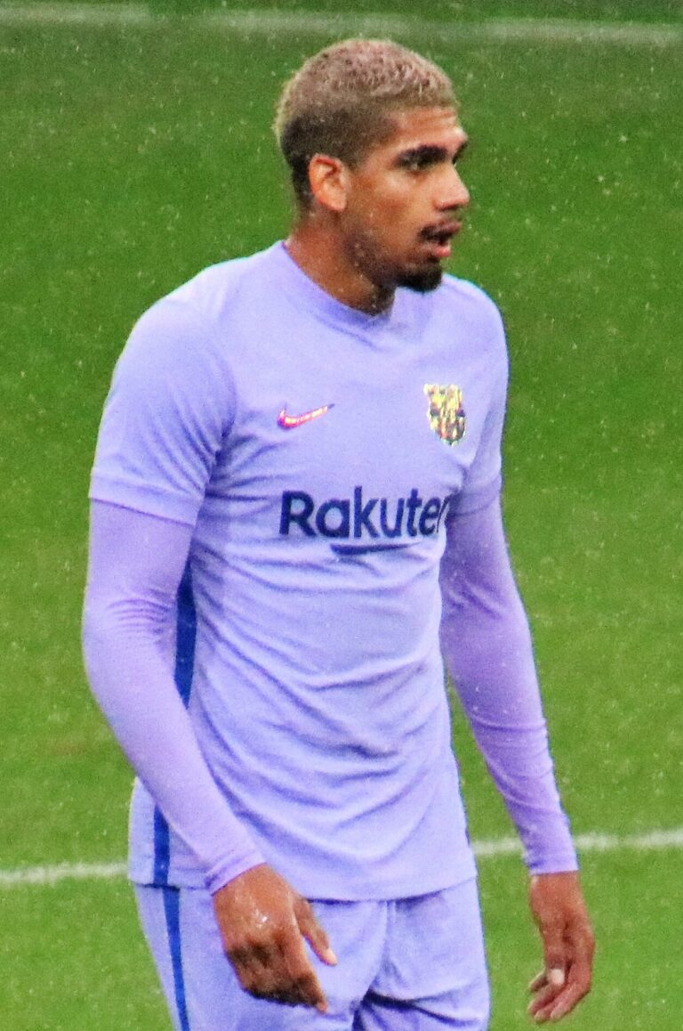 Deco defiende a Ronald Araujo y subraya que tiene contrato con el Barça, según Fabrizio Romano