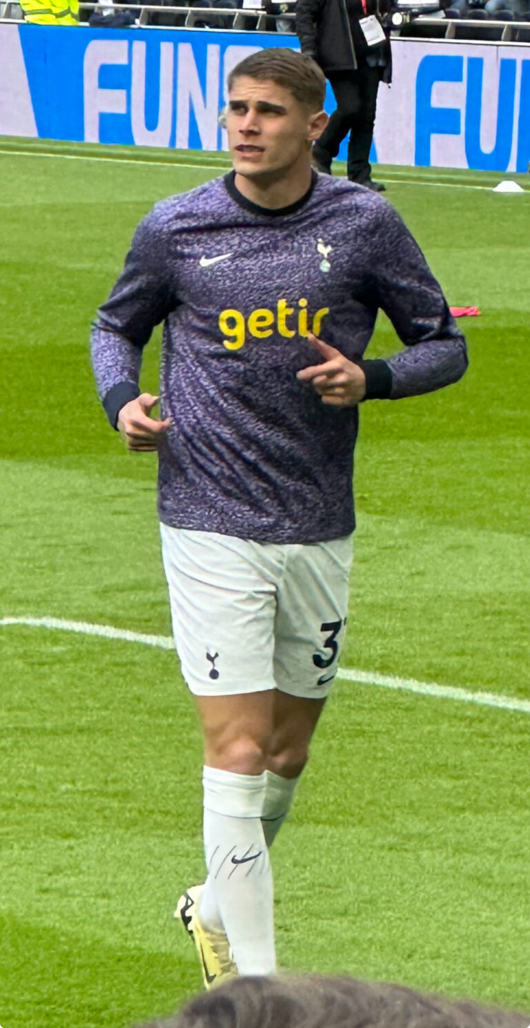 Fabrizio Romano: Micky van de Ven firma un contrato de cinco años con el Tottenham, según informa