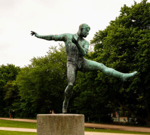Jean René Gauguin (1881-1961) - En fodboldspiller (1938) - A football player - Bronze - the park Fælledparken - Copenhagen